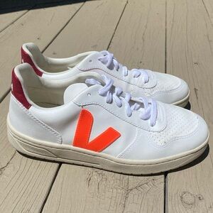 New Veja Vegan Leather Trainers size 9 mens